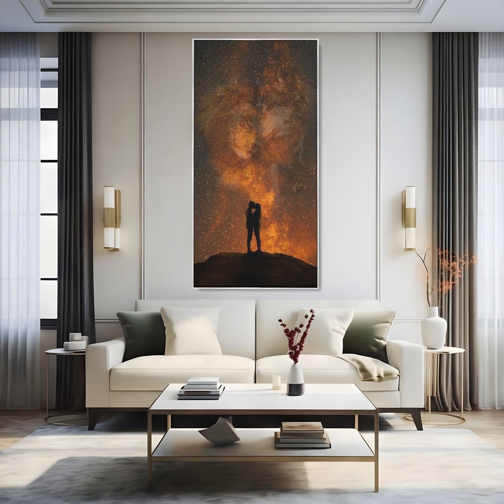 Tablou canvas cu tablou canvas cu siluete de indragostiti si constelatii, in rama de aluminiu argintiu, pe perete intr-un living